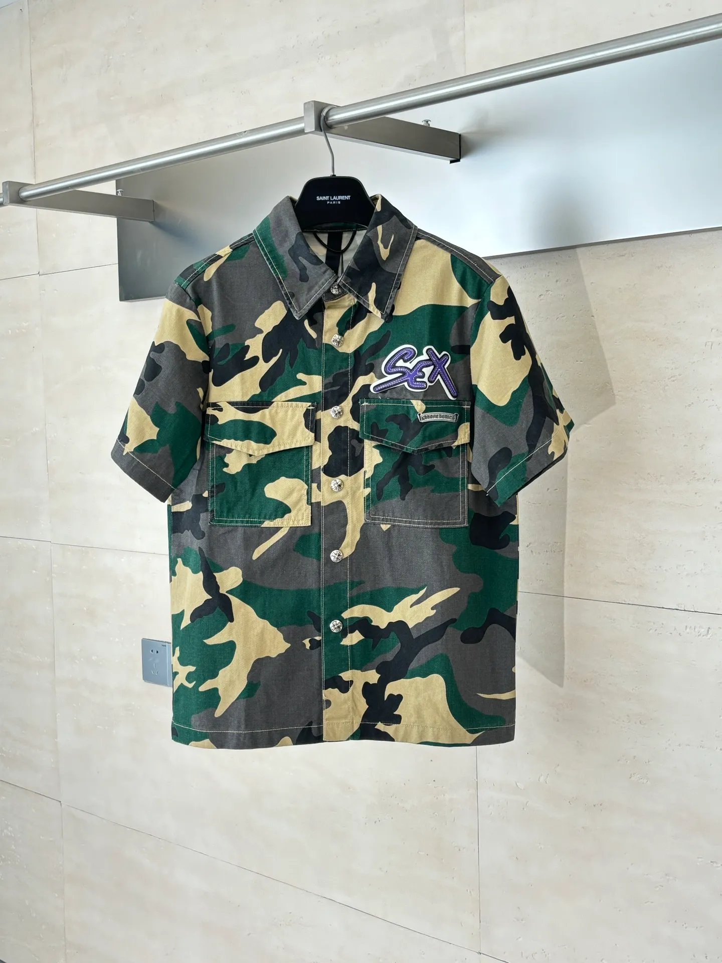 P560 Chrome Heart*/Chrome Heart CH camouflage short-sleeved denim shirt was purchased and developed by a Los Angeles agent for US$3,200. This model is made of customized military canvas fabric, restored 1:1 according to the original model, and printed with camouflage patterns. The customization period for the chest sex pattern stamp is 20 days, the minimum order is 1800 pieces, and the color plate is matched. The hardware buckles are all made of electroplated 925 silver material, the weight is perfectly restored, and they are aged and oxidized to black.  Size：S/M/L